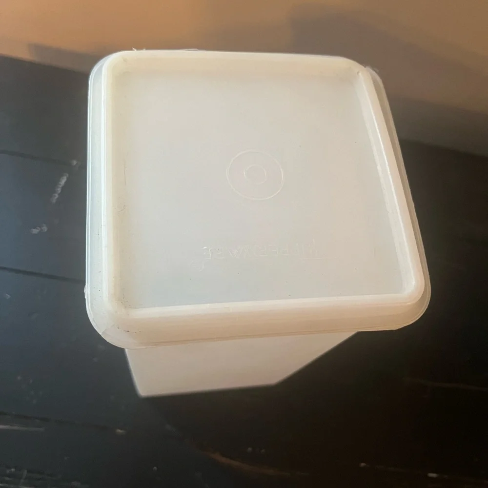 Saltine cracker keeper. Will hold 4 sleeves. Vintage Tupperware. Good co…